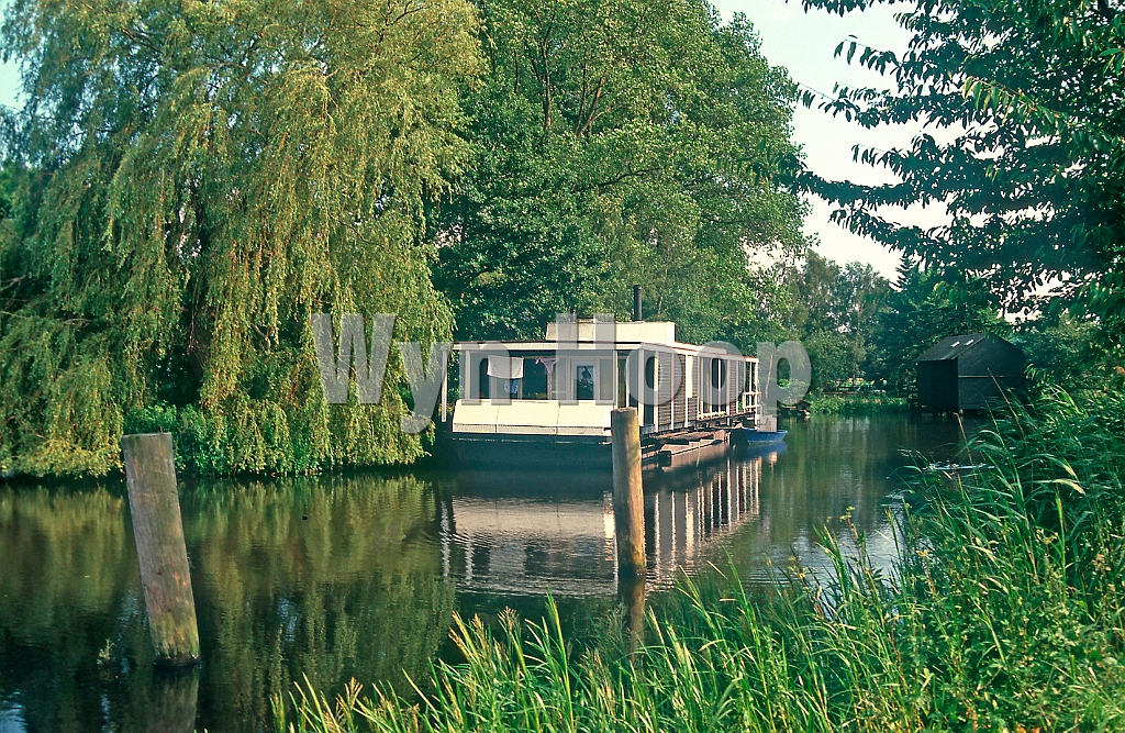 Ilmenau Bardowick Hausboot.jpg - Hausboot auf der Ilmenau bei Bardowick